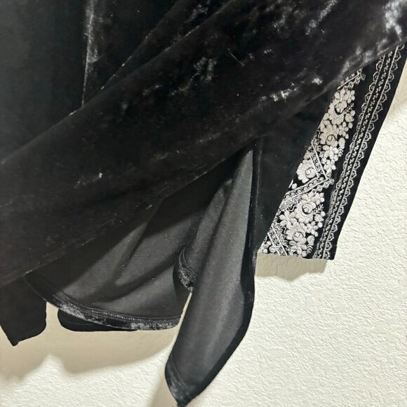 Andree By Unit Womens Velvet Kimono Jacket Small in Black With White Embroidered - Picture 8 of 13
